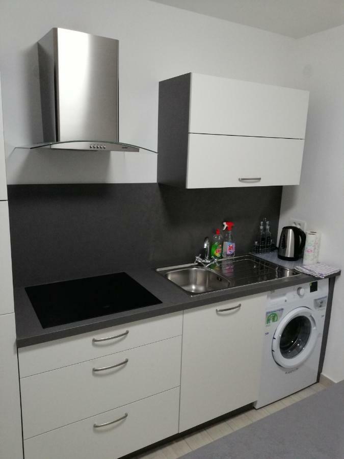 Studio Apartment Mila พูลา ภายนอก รูปภาพ